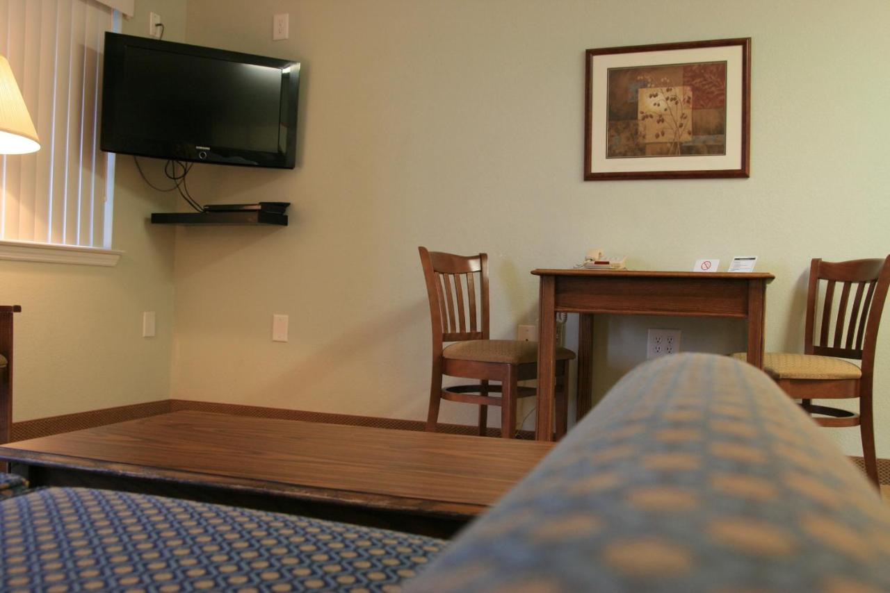 One-Bedroom Suite at Affordable Suites Shelby