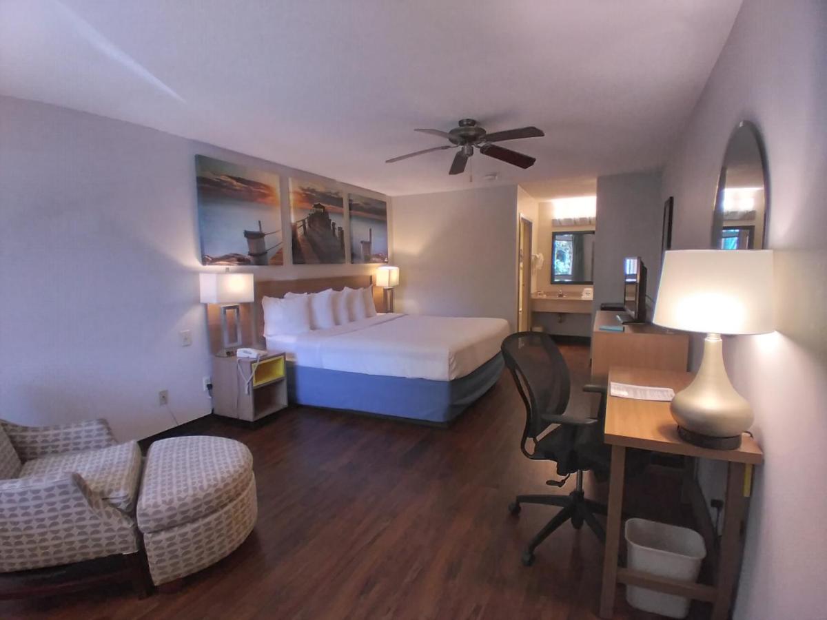 King Room - Non-Smoking at Days Inn & Suites by Wyndham Peachtree City