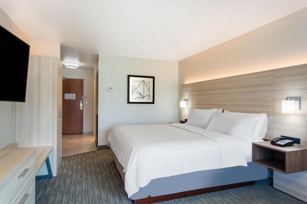 King Room at Holiday Inn Express Hotel & Suites Lewisburg by IHG