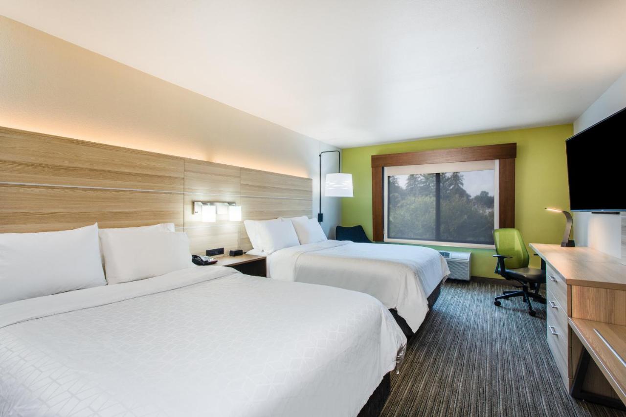 Queen Room with Two Queen Beds at Holiday Inn Express Hotel & Suites Lewisburg by IHG