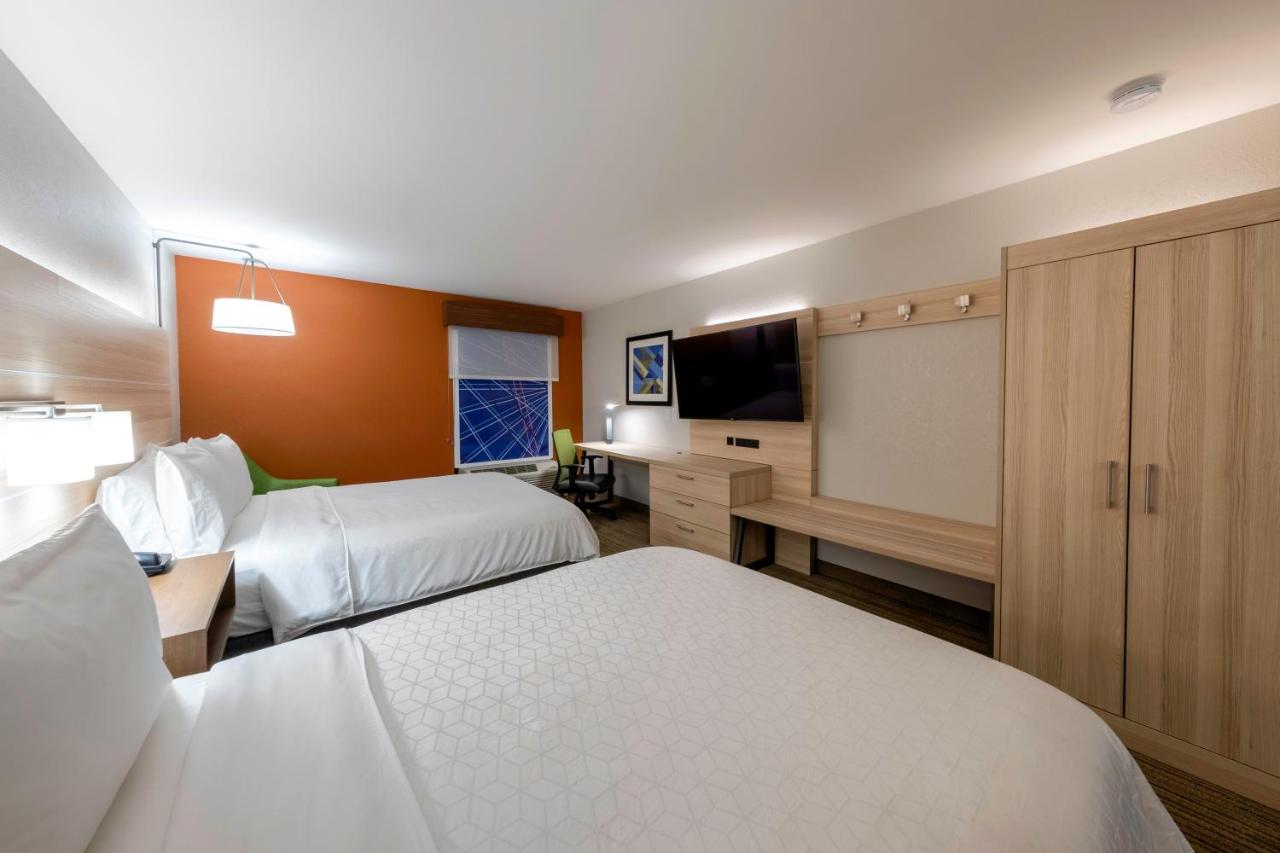 Double Room with Two Double Beds - Disability Access Tub at Holiday Inn Express Hotel & Suites Petersburg-Dinwiddie by IHG
