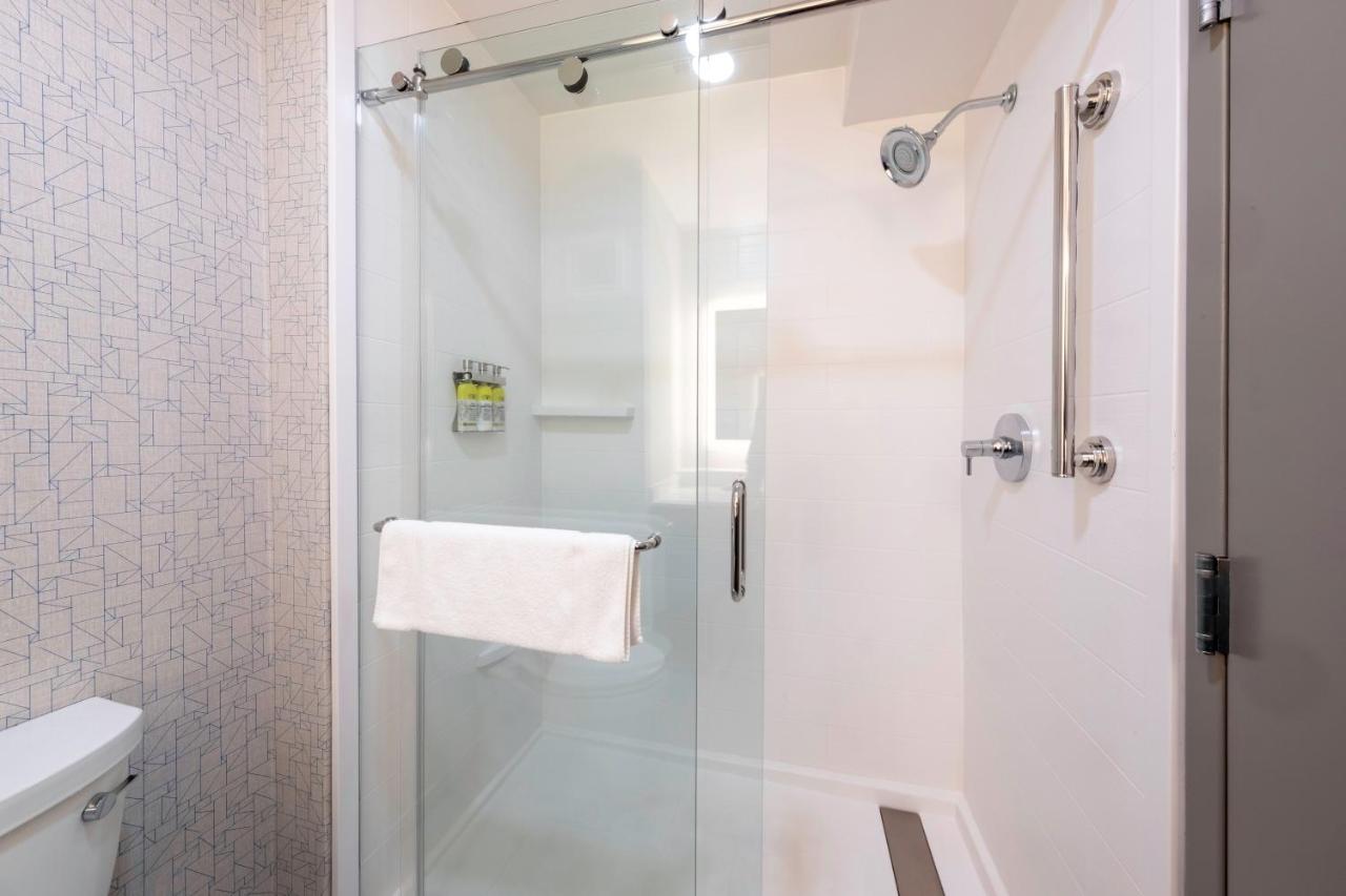 King Suite at Holiday Inn Express Hotel & Suites Petersburg-Dinwiddie by IHG