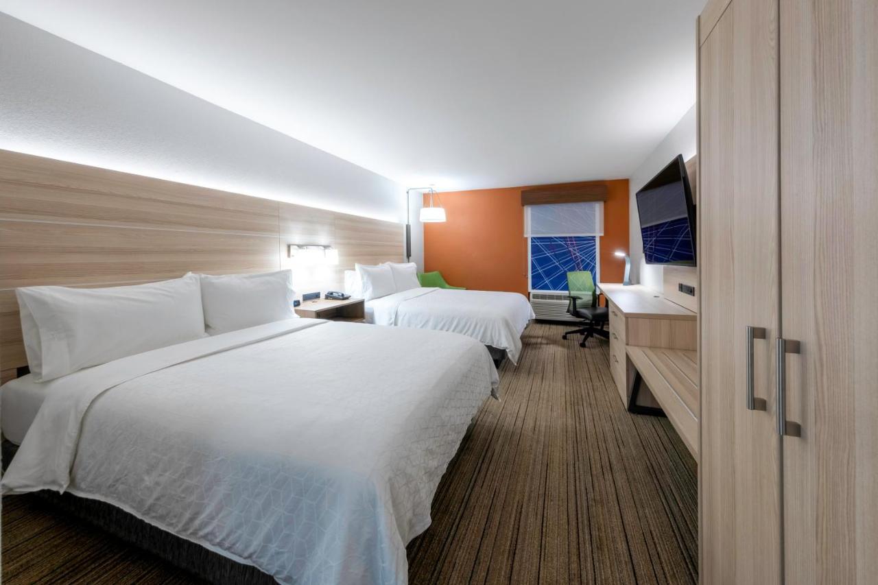 Double Room with Two Double Beds - Disability Access Tub at Holiday Inn Express Hotel & Suites Petersburg-Dinwiddie by IHG