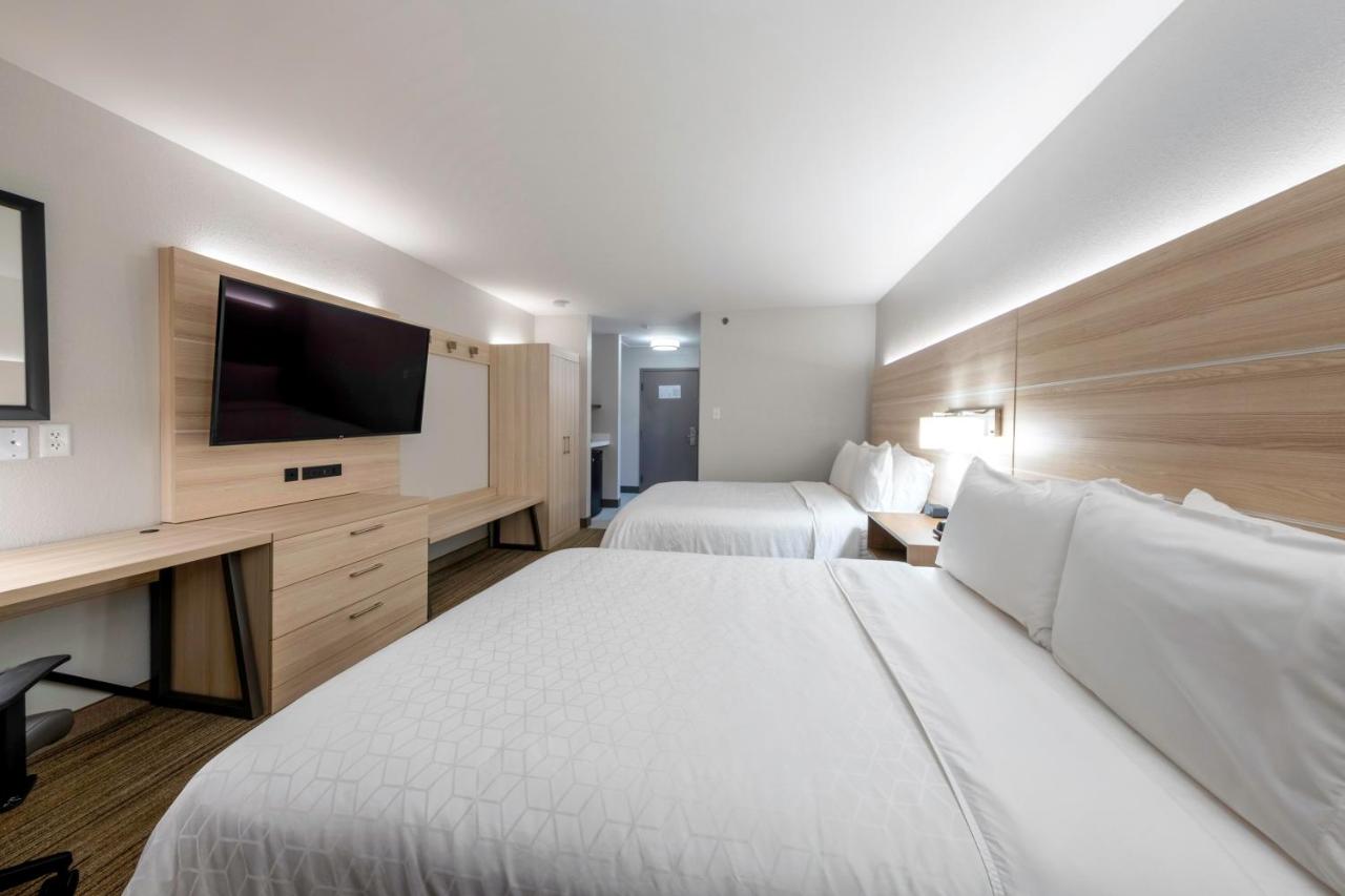 Double Room with Two Double Beds - Disability Access Tub at Holiday Inn Express Hotel & Suites Petersburg-Dinwiddie by IHG