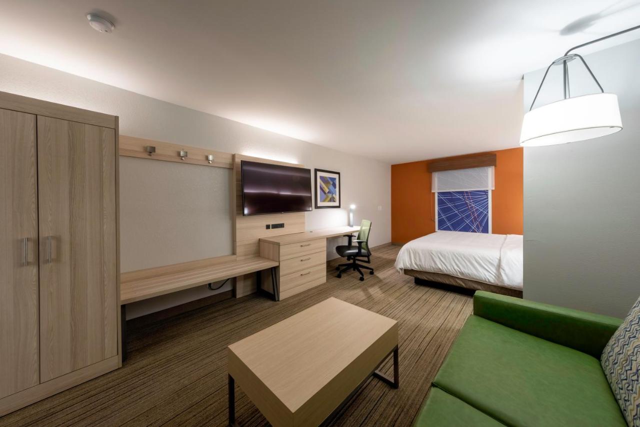 King Suite at Holiday Inn Express Hotel & Suites Petersburg-Dinwiddie by IHG