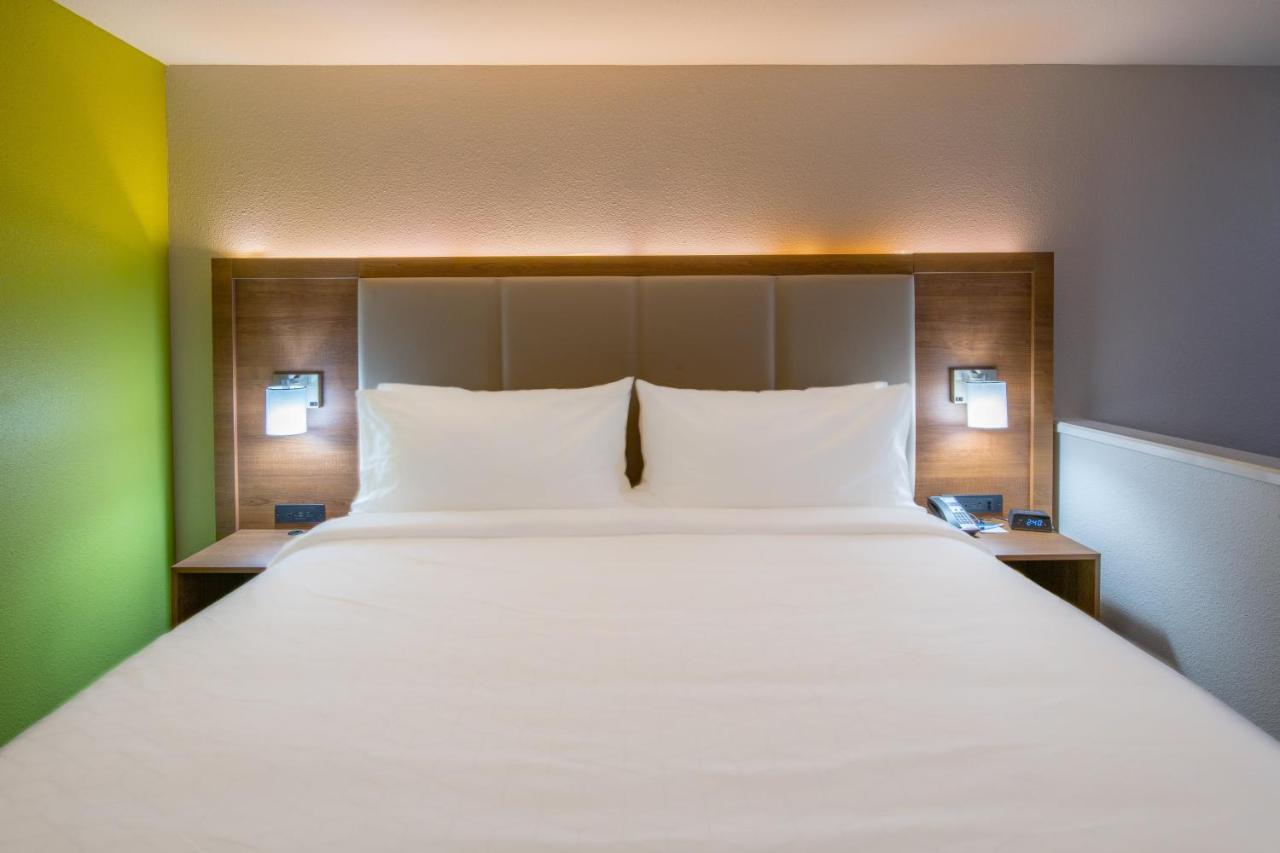 Standard King Room at Holiday Inn Express & Suites N Waco Area - West, an IHG Hotel