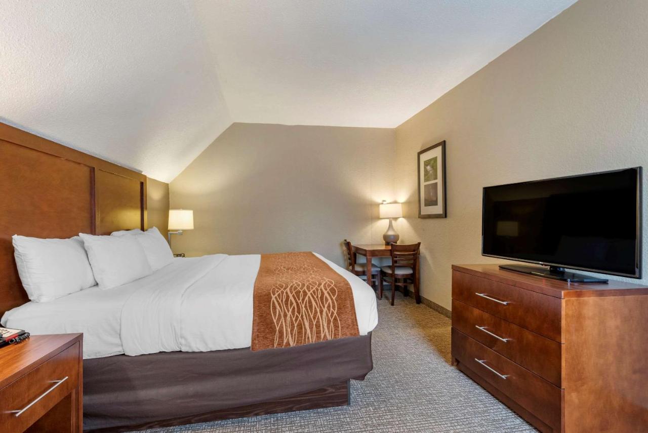 King Suite with Whirlpool - Non smoking at Comfort Inn Madison near Clifty Falls