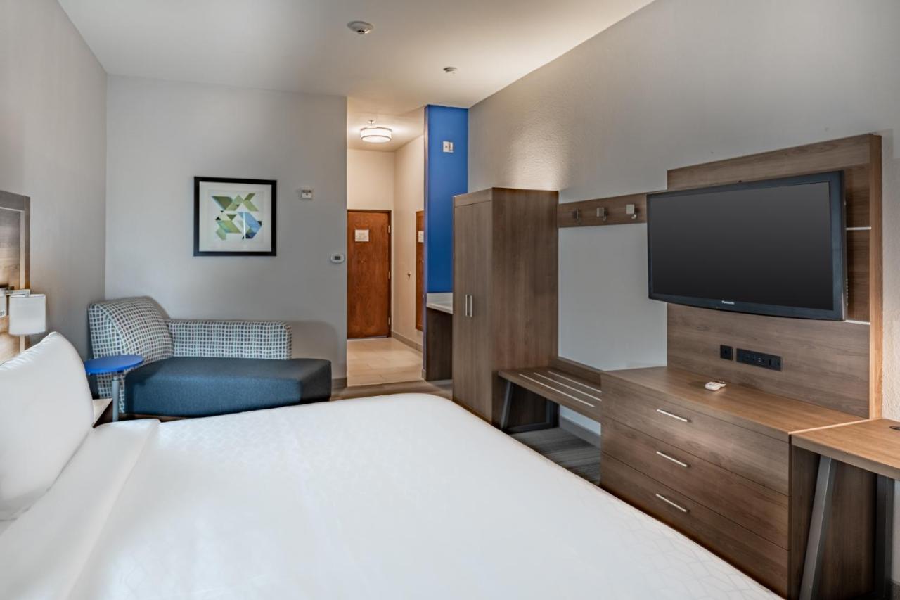 Standard King Room at Holiday Inn Express & Suites N Waco Area - West, an IHG Hotel