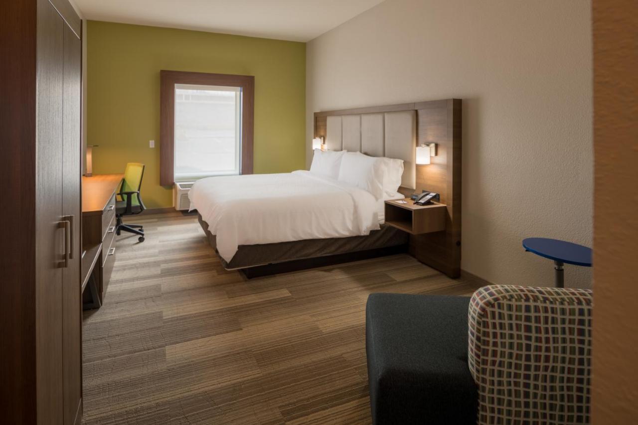 Standard King Room at Holiday Inn Express & Suites N Waco Area - West, an IHG Hotel