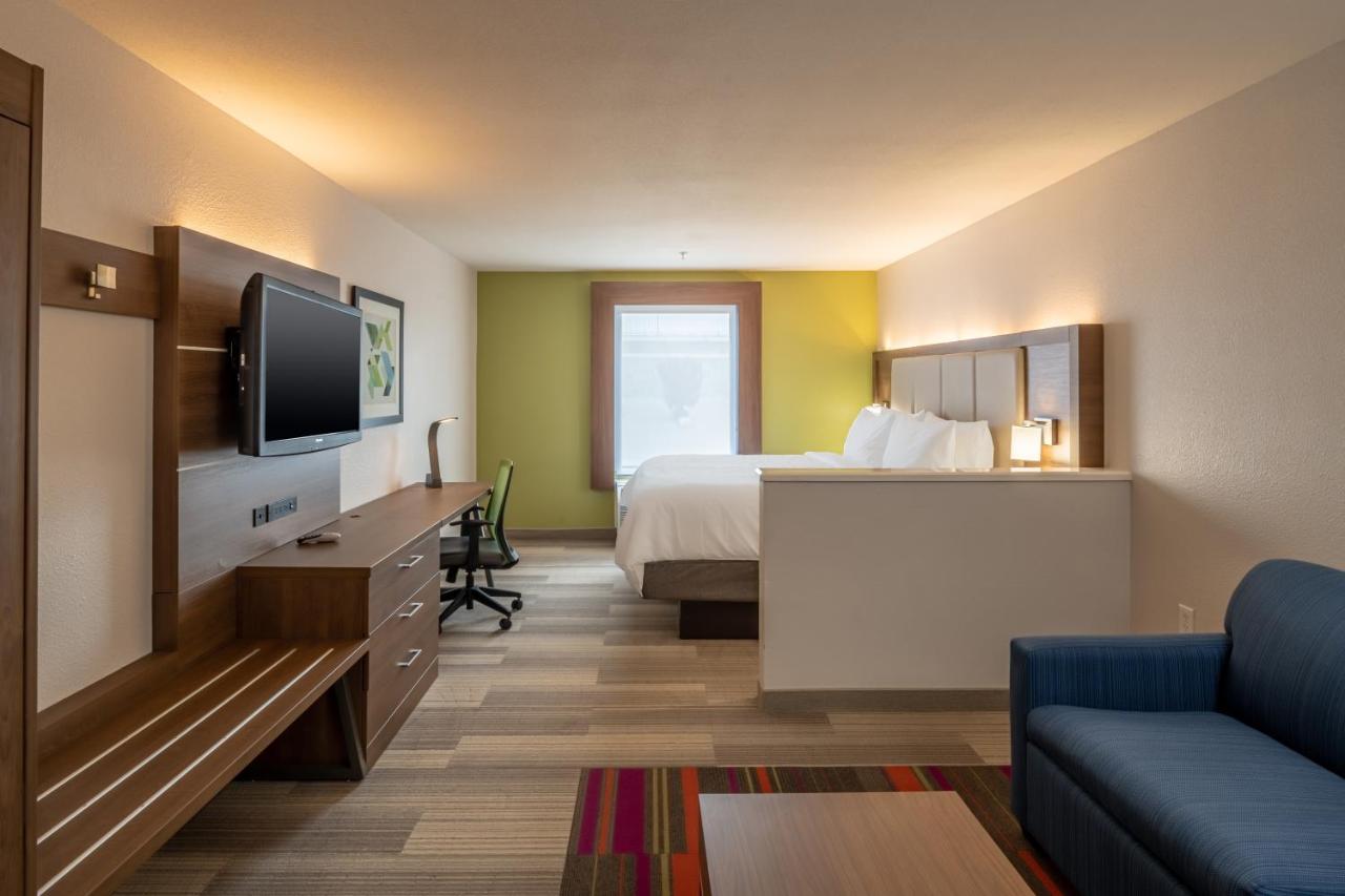 King Suite at Holiday Inn Express & Suites N Waco Area - West, an IHG Hotel