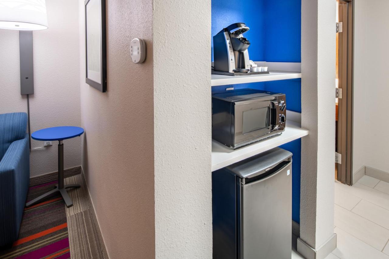 King Suite - Disability Access at Holiday Inn Express & Suites N Waco Area - West, an IHG Hotel