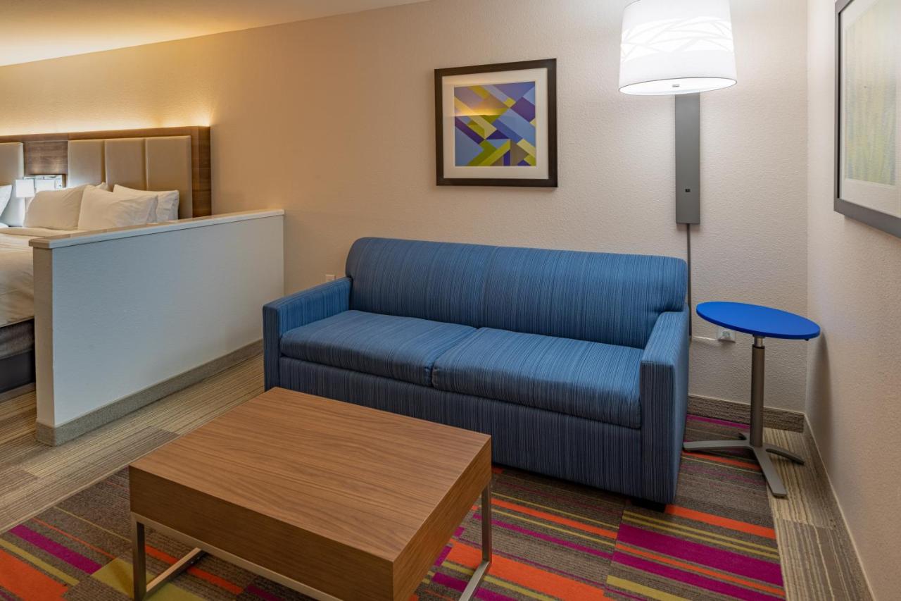 King Suite - Disability Access at Holiday Inn Express & Suites N Waco Area - West, an IHG Hotel