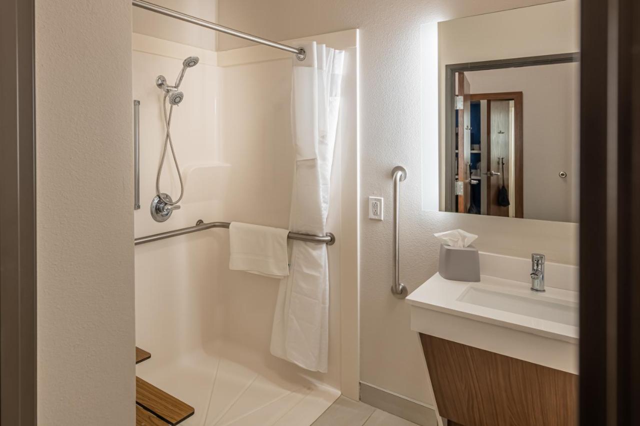 King Suite - Disability Access at Holiday Inn Express & Suites N Waco Area - West, an IHG Hotel