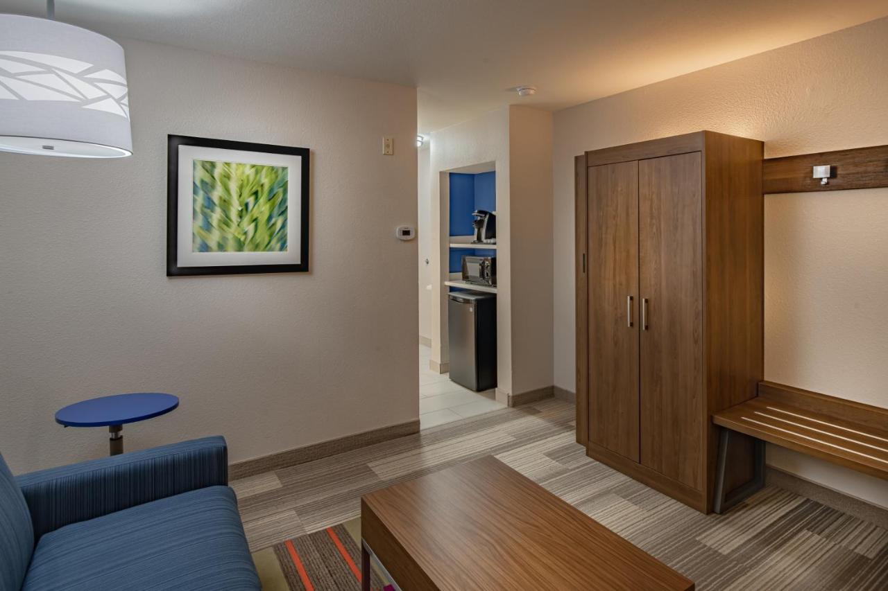 King Suite at Holiday Inn Express & Suites N Waco Area - West, an IHG Hotel