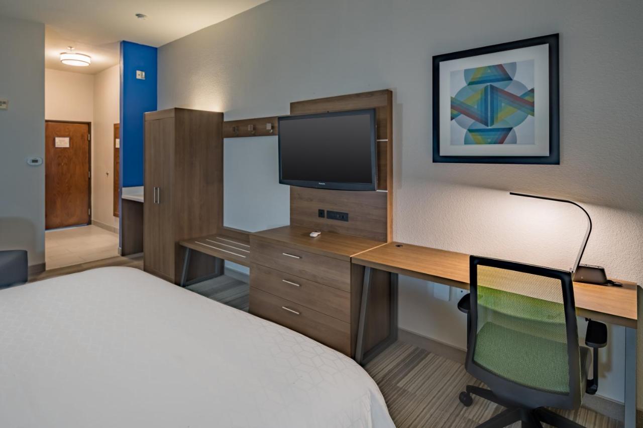 Standard King Room at Holiday Inn Express & Suites N Waco Area - West, an IHG Hotel