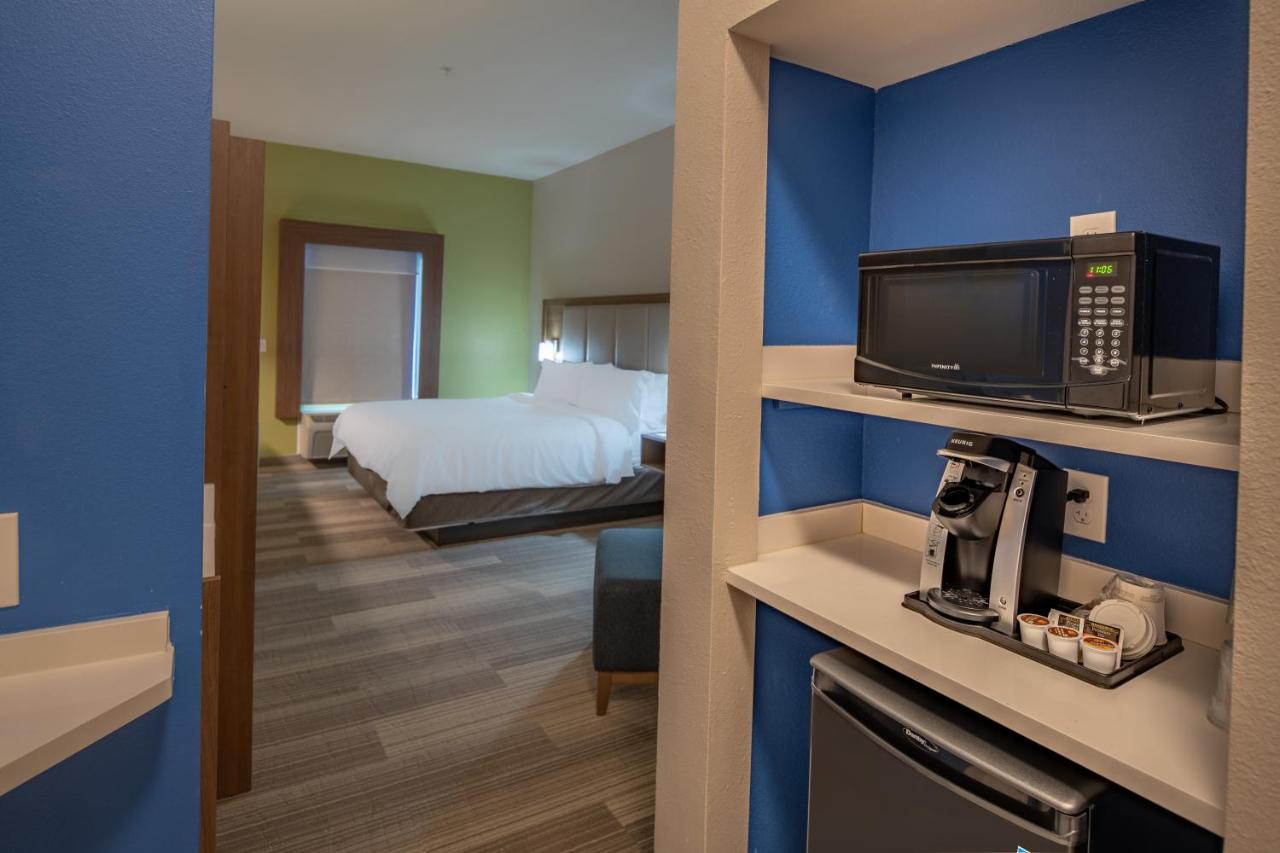 Standard King Room at Holiday Inn Express & Suites N Waco Area - West, an IHG Hotel