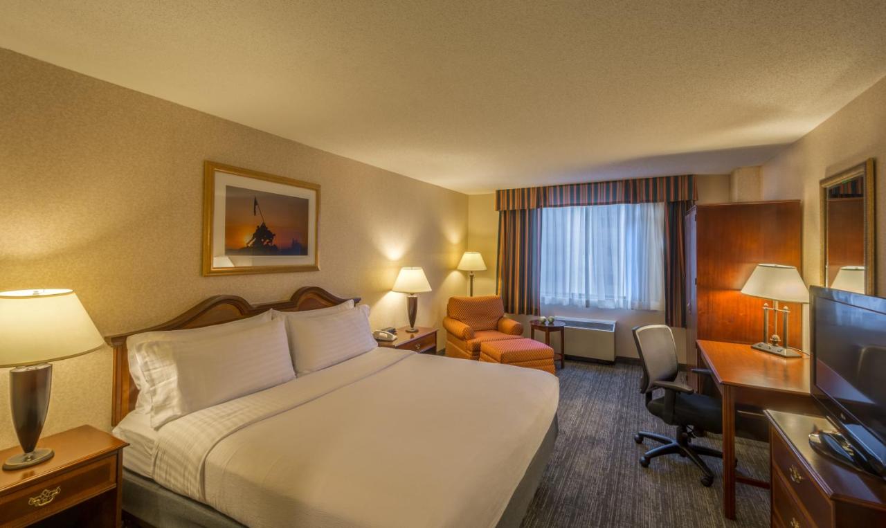 King Room with Bath Tub - Disability Access/Non-Smoking at Holiday Inn Arlington at Ballston, an IHG Hotel