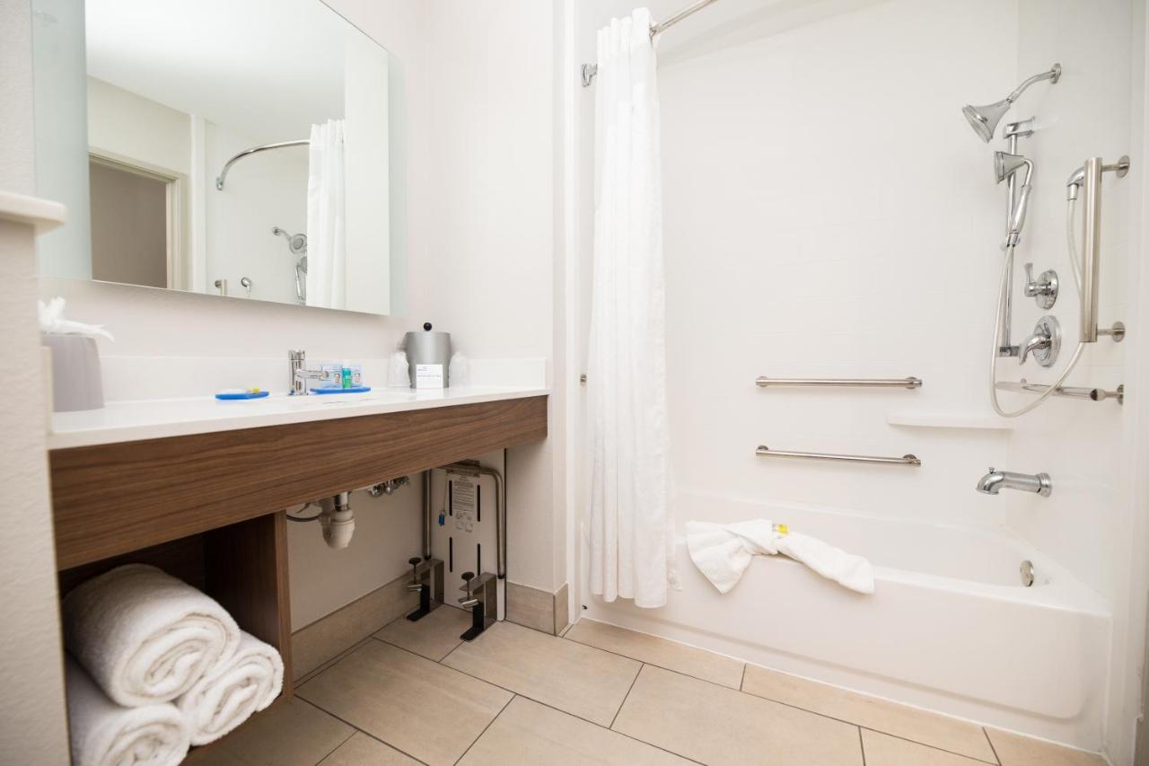 Suite with Mobility Accessible Tub - Non-Smoking at Holiday Inn Express Clinton by IHG