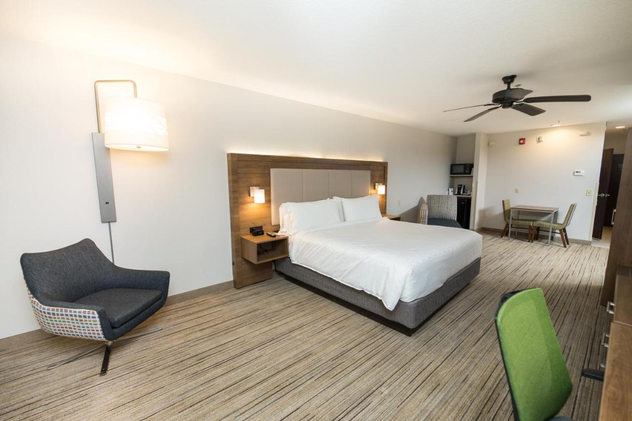 Suite with Mobility Accessible Tub - Non-Smoking at Holiday Inn Express Clinton by IHG