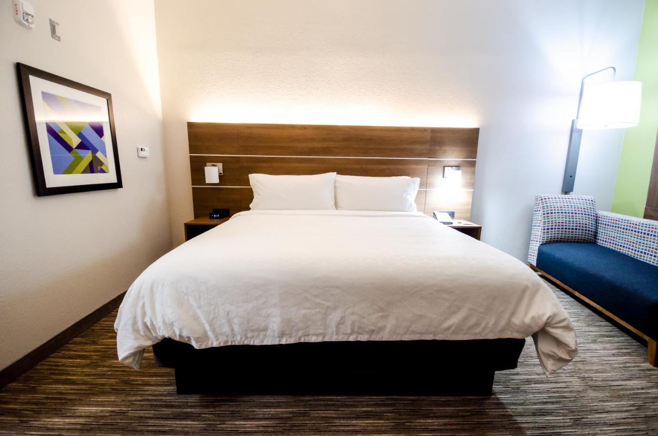 King Room - Hearing Accessible - Non-Smoking at Holiday Inn Express & Suites Taylor, an IHG Hotel