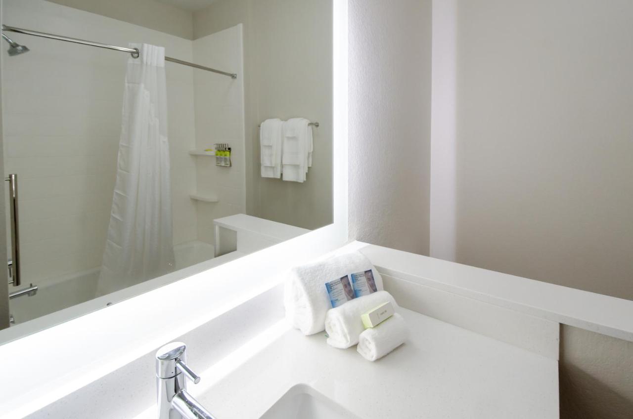 Suite - Hearing Accessible at Holiday Inn Express & Suites Taylor, an IHG Hotel
