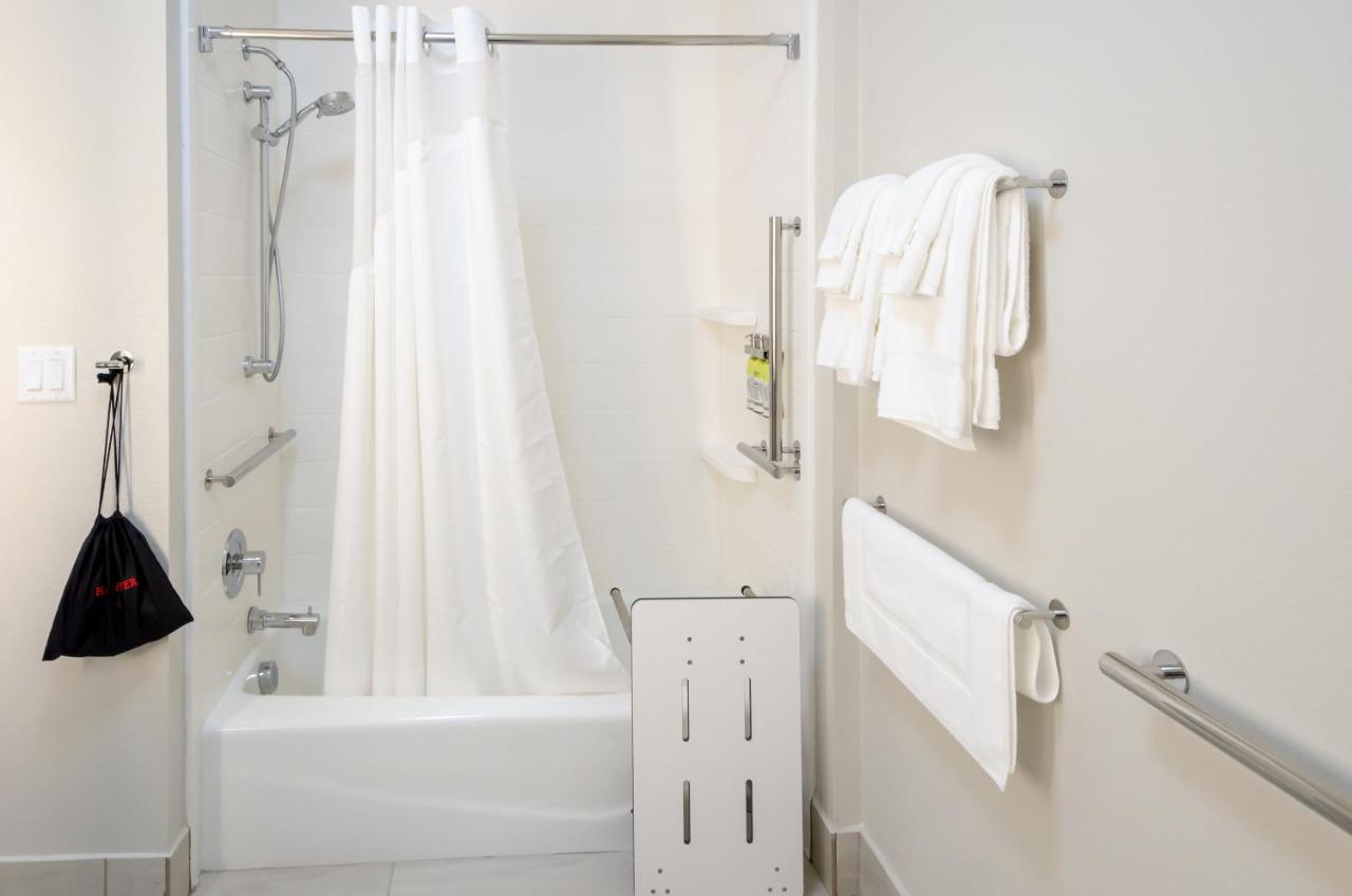 Suite with Mobility Accessible Tub - Non-Smoking at Holiday Inn Express & Suites Taylor, an IHG Hotel