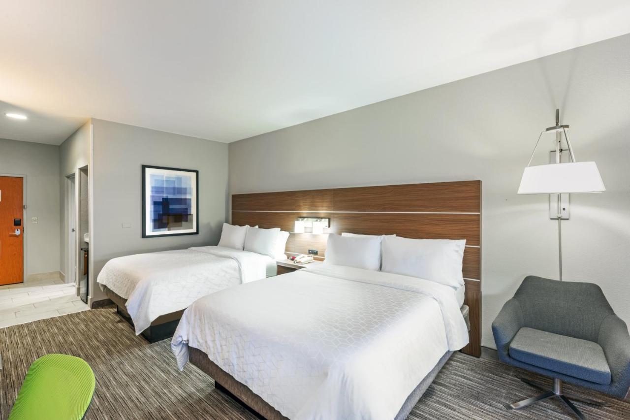 Queen Room with Two Queen Beds at Holiday Inn Express Hotel and Suites Pryor by IHG