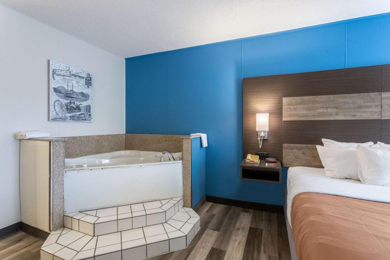 King Room with Spa Bath at Quality Inn Branson On the Strip