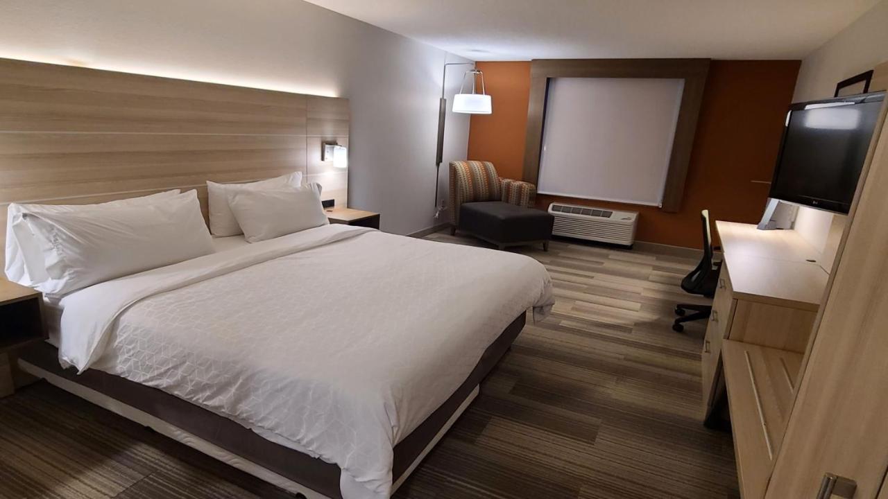 King Room - Non-Smoking at Holiday Inn Express Newton Falls, an IHG Hotel
