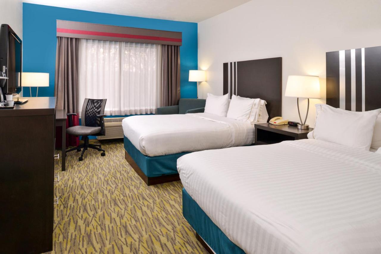 Queen Room with Two Queen Beds at Holiday Inn Express & Suites Omaha West by IHG