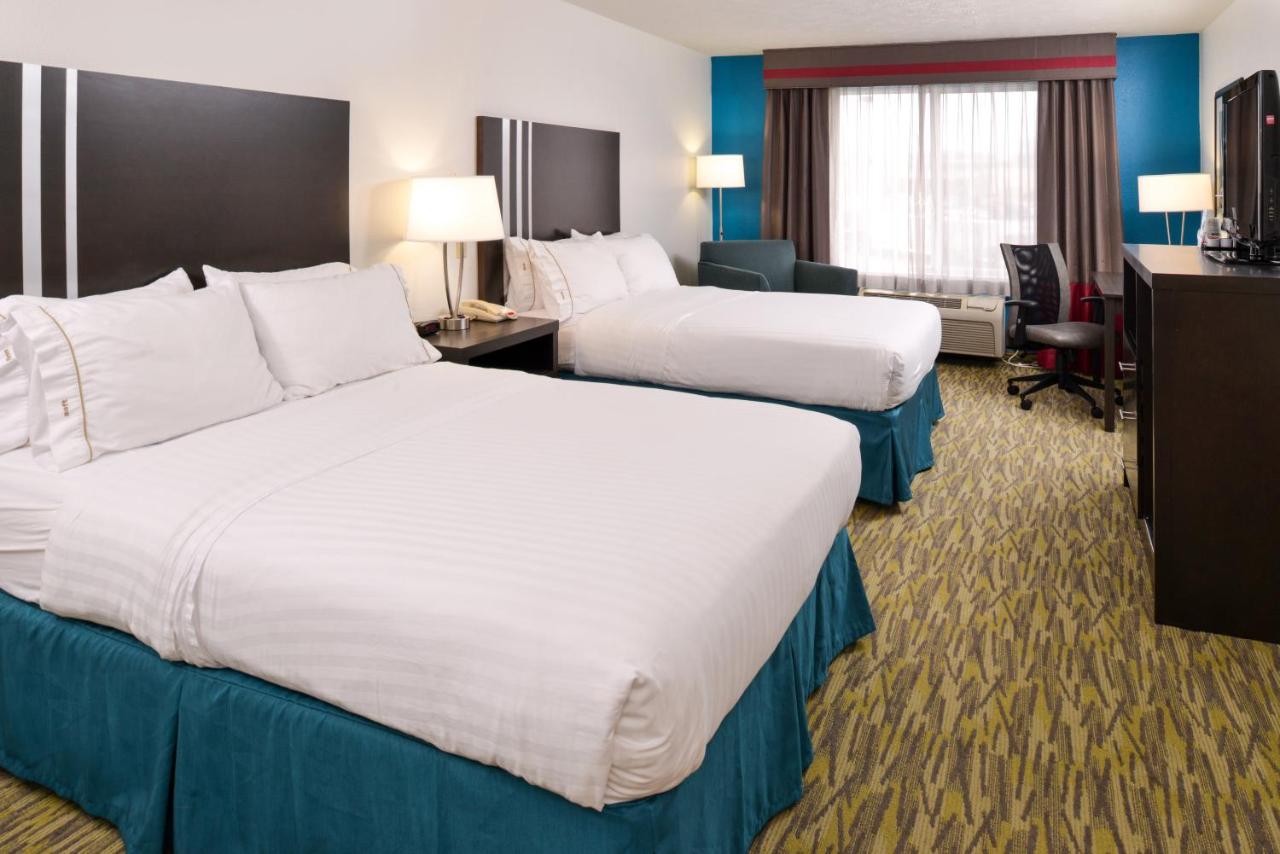 Queen Room with Two Queen Beds at Holiday Inn Express & Suites Omaha West by IHG