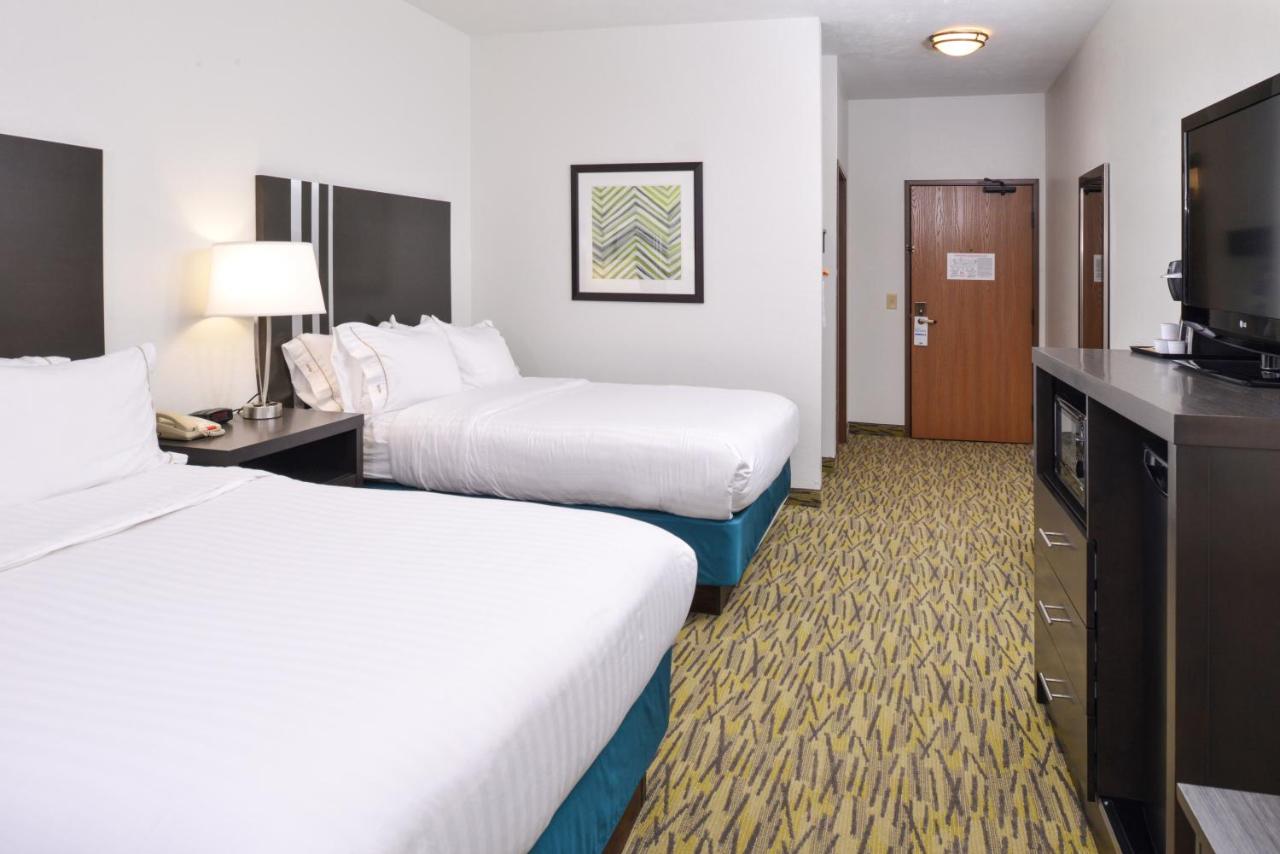 Queen Room with Two Queen Beds at Holiday Inn Express & Suites Omaha West by IHG