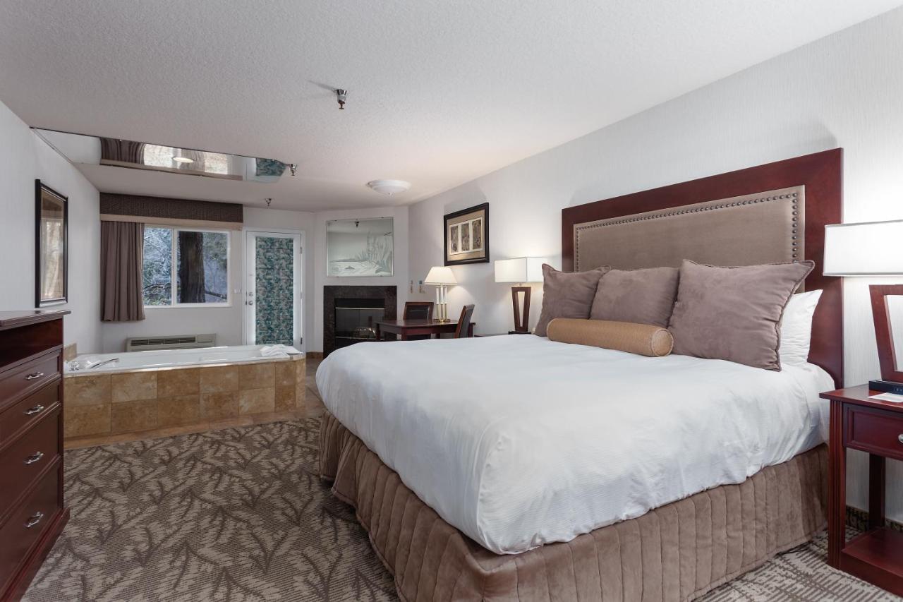 Deluxe Suite King w/ Jetted Tub at Shilo Inn Suites Hotel - Bend