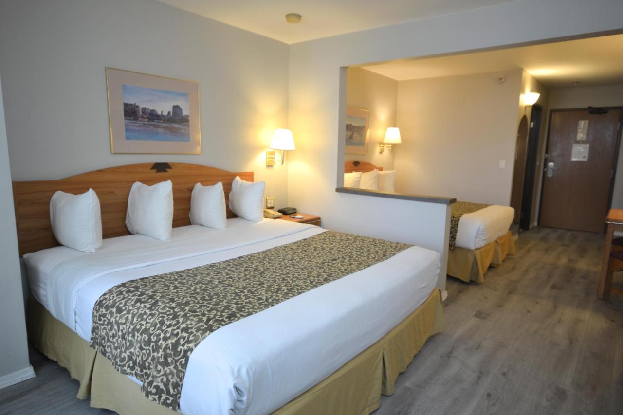 Deluxe King Room - Non-Smoking at Days Inn & Suites by Wyndham Airport Albuquerque