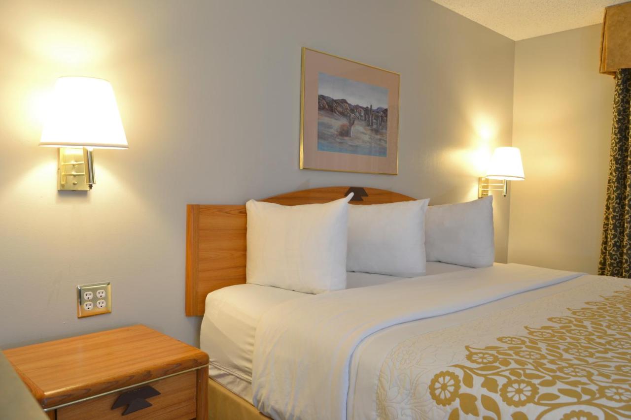 Queen Room - Non-Smoking at Days Inn & Suites by Wyndham Airport Albuquerque