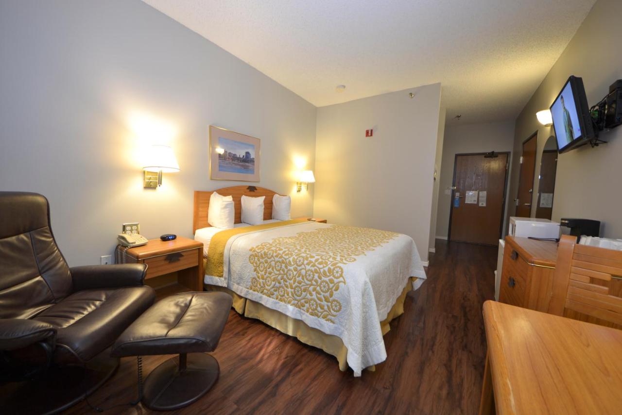 Queen Room - Disability Access - Non-Smoking at Days Inn & Suites by Wyndham Airport Albuquerque