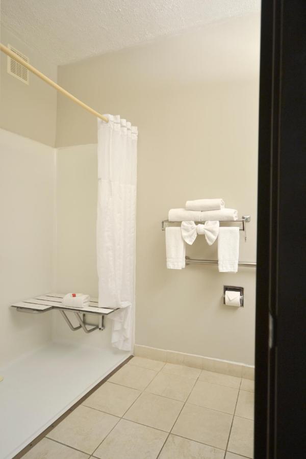 Queen Room - Disability Access - Non-Smoking at Days Inn & Suites by Wyndham Airport Albuquerque