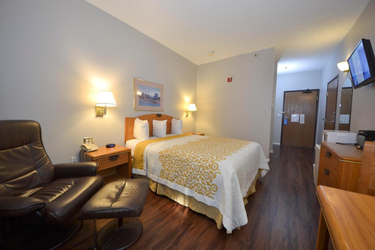 Queen Room - Disability Access - Non-Smoking at Days Inn & Suites by Wyndham Airport Albuquerque