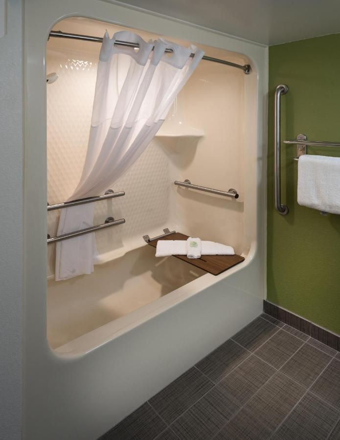 Queen Room with Accessible Tub - Accessible/Non-Smoking at Sleep Inn & Suites Cross Lanes - South Charleston