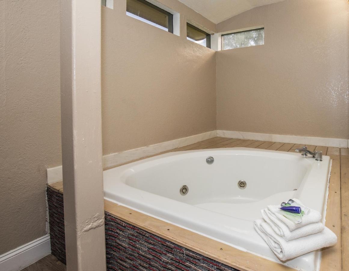 Deluxe Room at Fabulous Chalet Inn