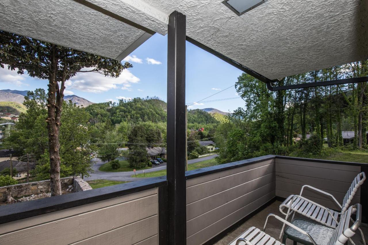 Deluxe King Room at Fabulous Chalet Inn