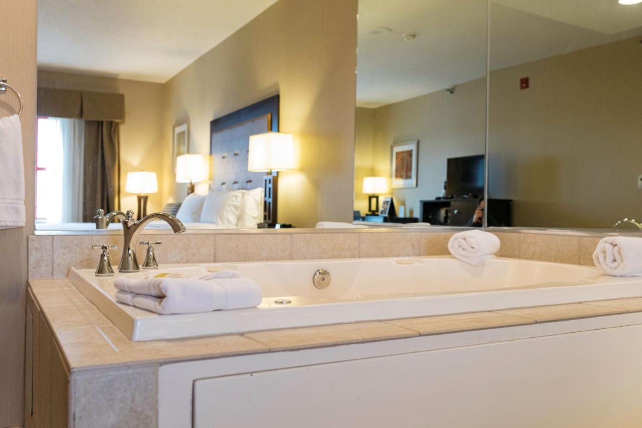 King Room with Spa Bath at Holiday Inn Express Hotel & Suites Olathe North by IHG