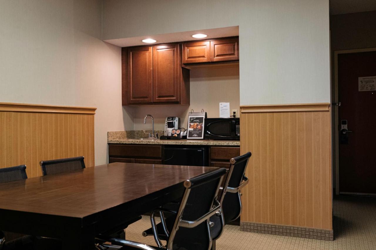 Executive Suite with Spa Bath at Holiday Inn Express Hotel & Suites Olathe North by IHG