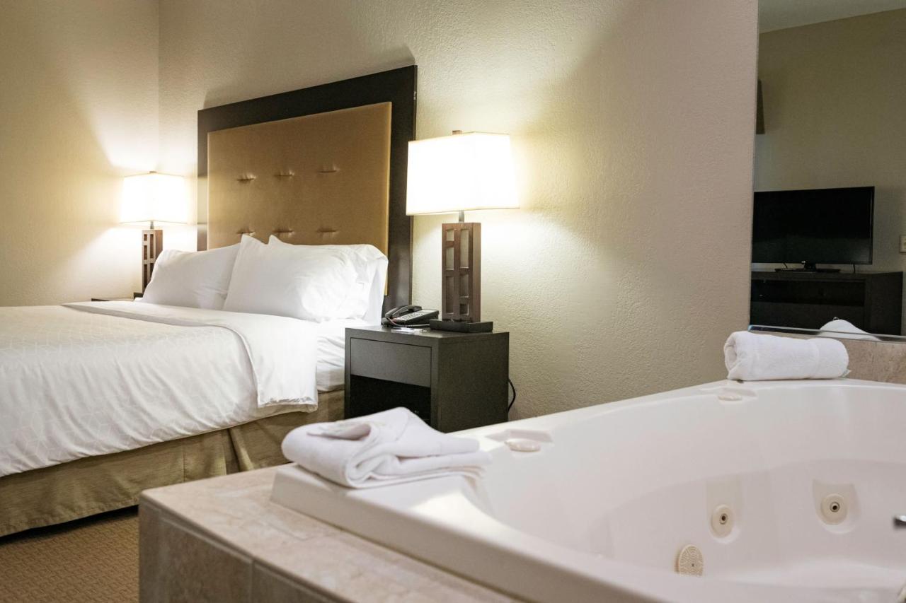 Executive Suite with Spa Bath at Holiday Inn Express Hotel & Suites Olathe North by IHG