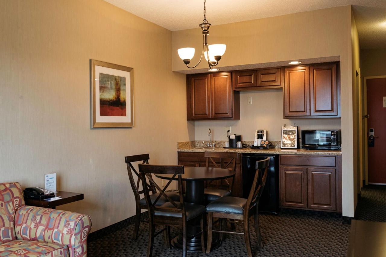 One-Bedroom King Suite at Holiday Inn Express Hotel & Suites Olathe North by IHG