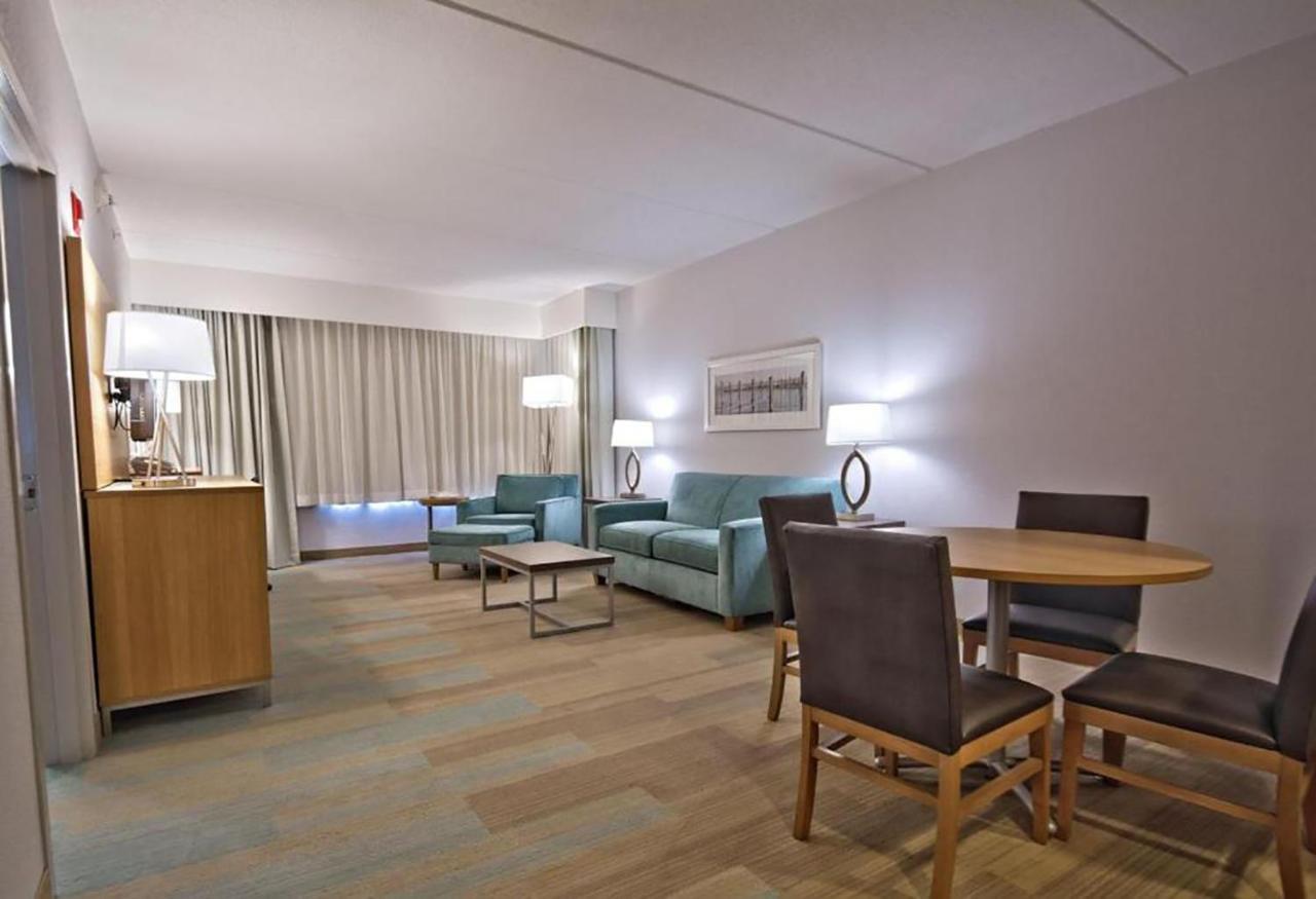 King Suite at Holiday Inn Manahawkin/Long Beach Island, an IHG Hotel