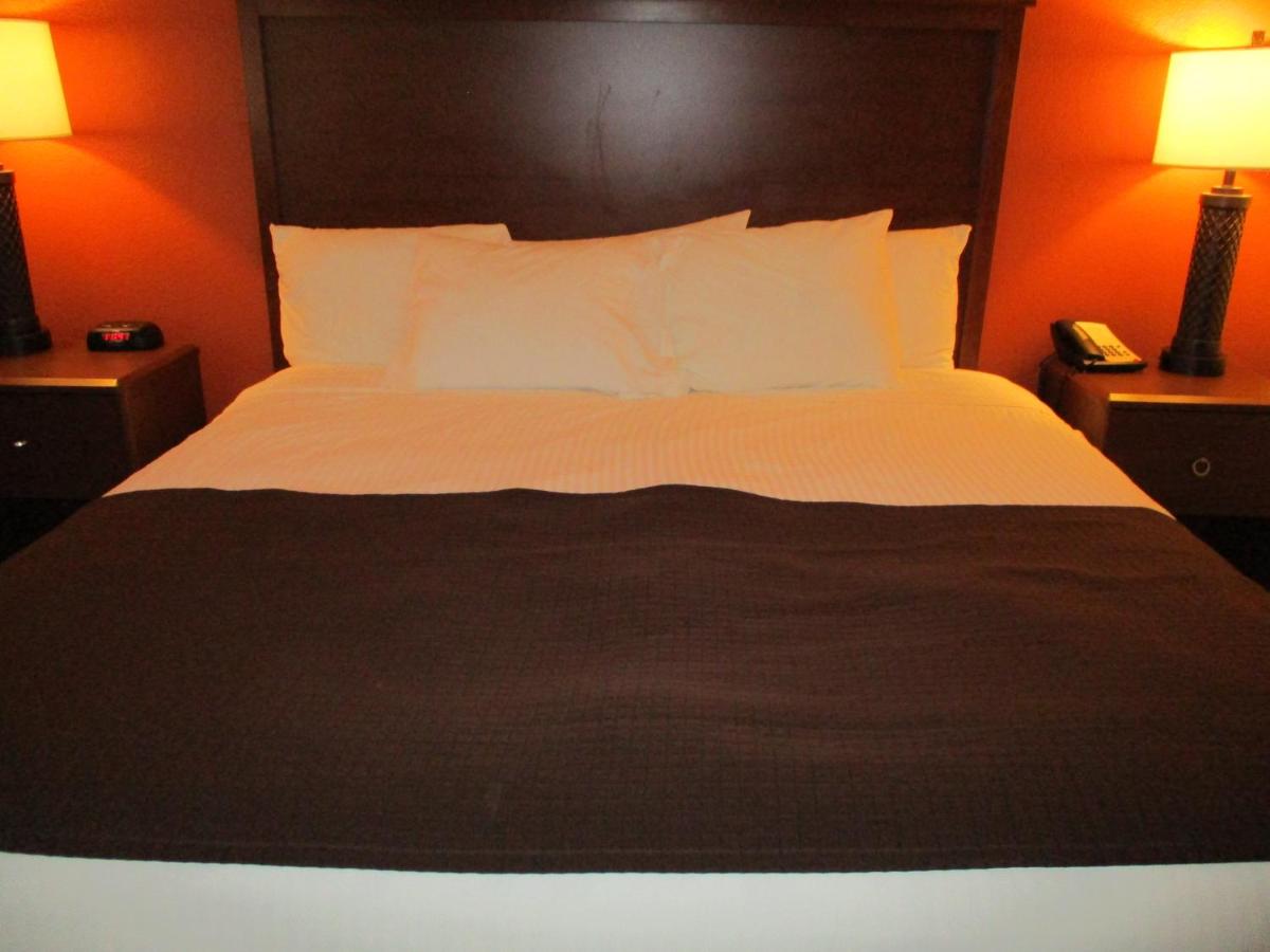 King Room - Mobility Access/Non-Smoking at AmericInn by Wyndham Blackduck