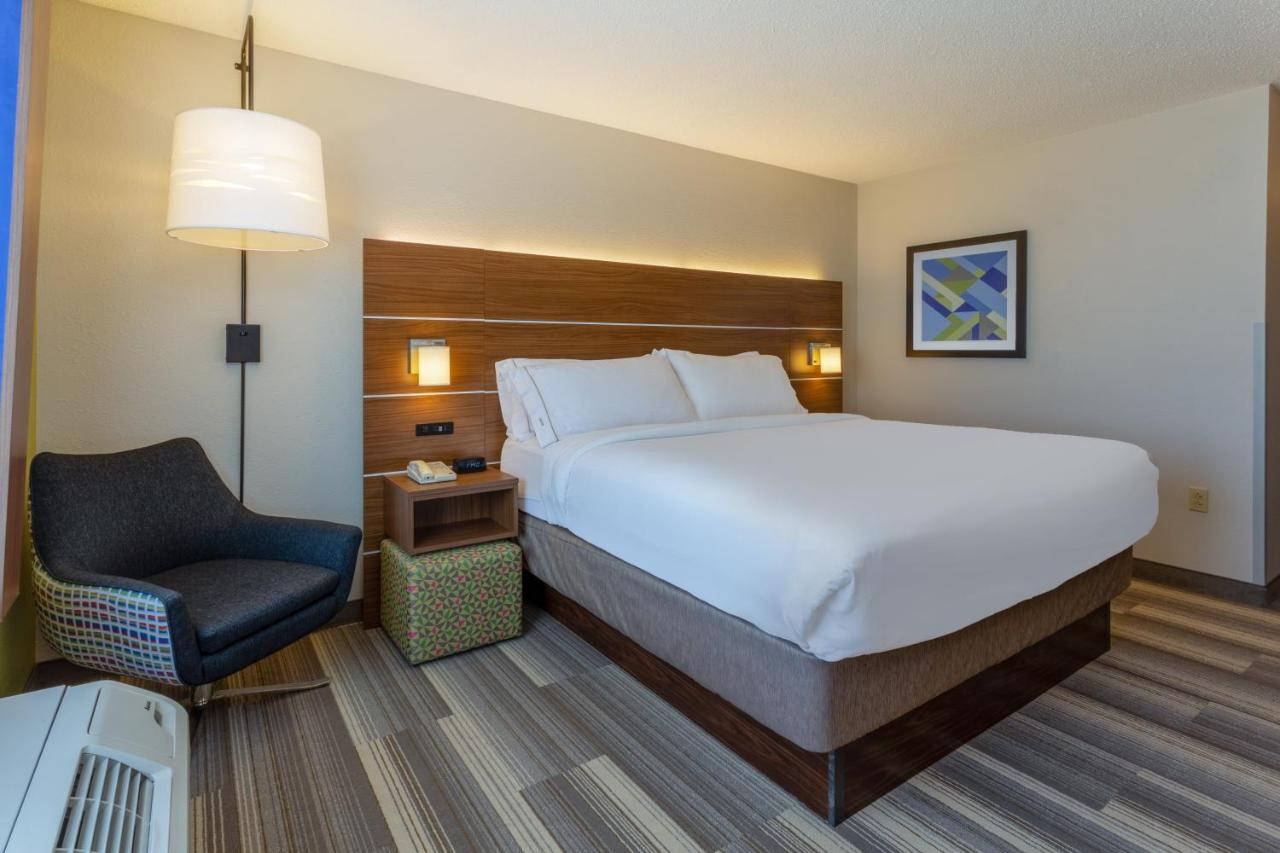 King Room - Mobility Access/Hearing Accessible at Holiday Inn Express & Suites Vandalia by IHG
