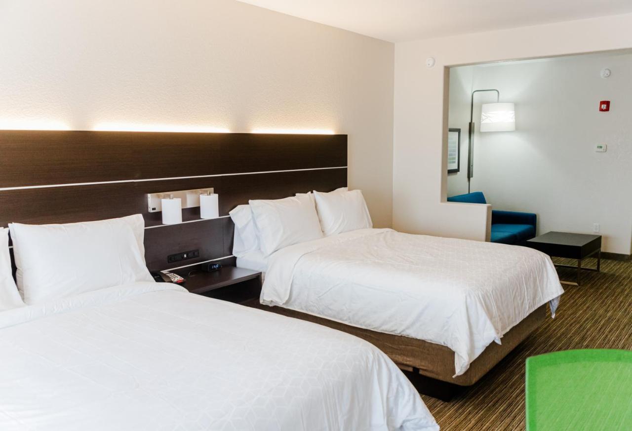 Queen Suite with Two Queen Beds at Holiday Inn Express Greenville by IHG