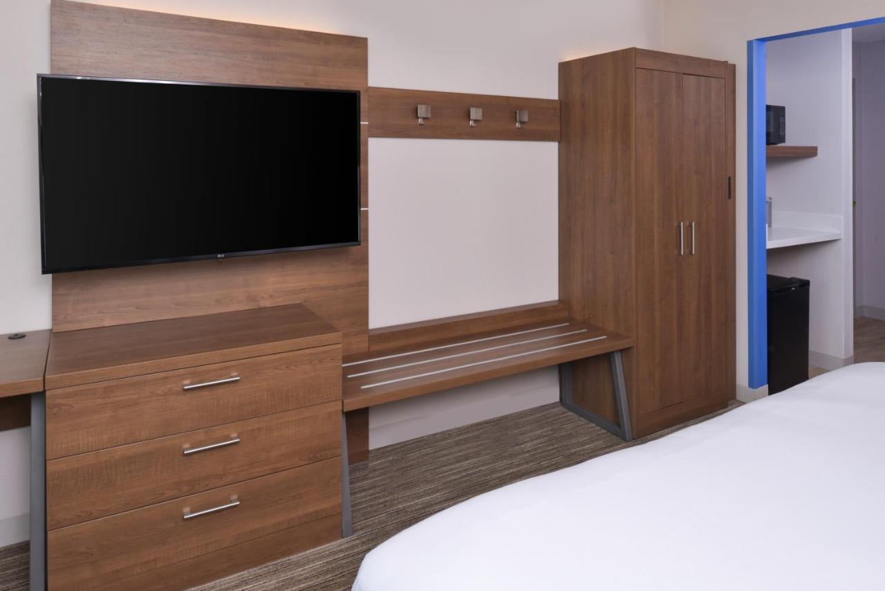 King Suite - Non-Smoking at Holiday Inn Express & Suites Omaha - 120th and Maple by IHG